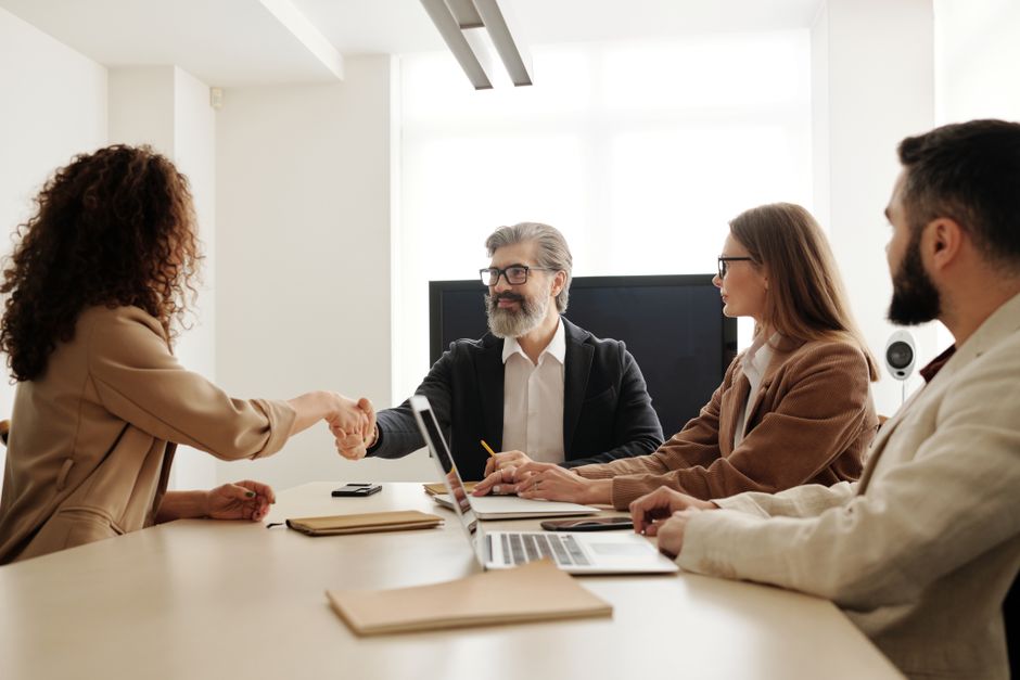 Een groep professionals die samenwerkt aan recruitmentstrategieën en talent pooling.